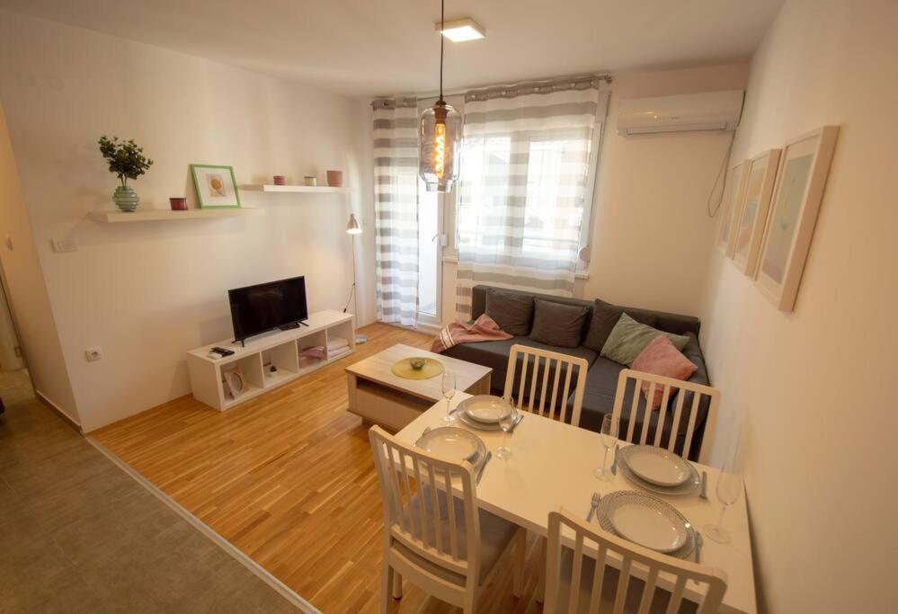 White Fields-Central 2-Bdrm Apartment With Parking Novi Sad Exterior foto